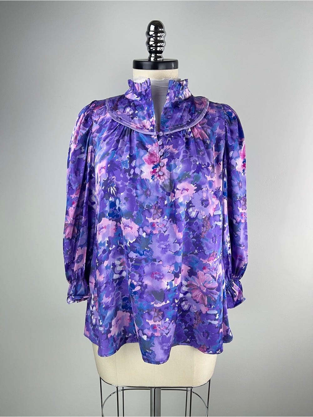 💚 3853. Purple Floral Satin Blouse with Ruffled Collar